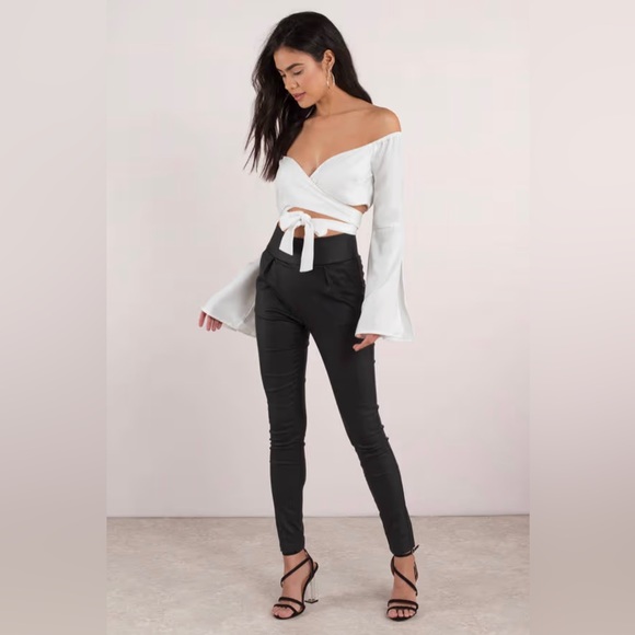 Tobi White Off Shoulder Top - Picture 2 of 7